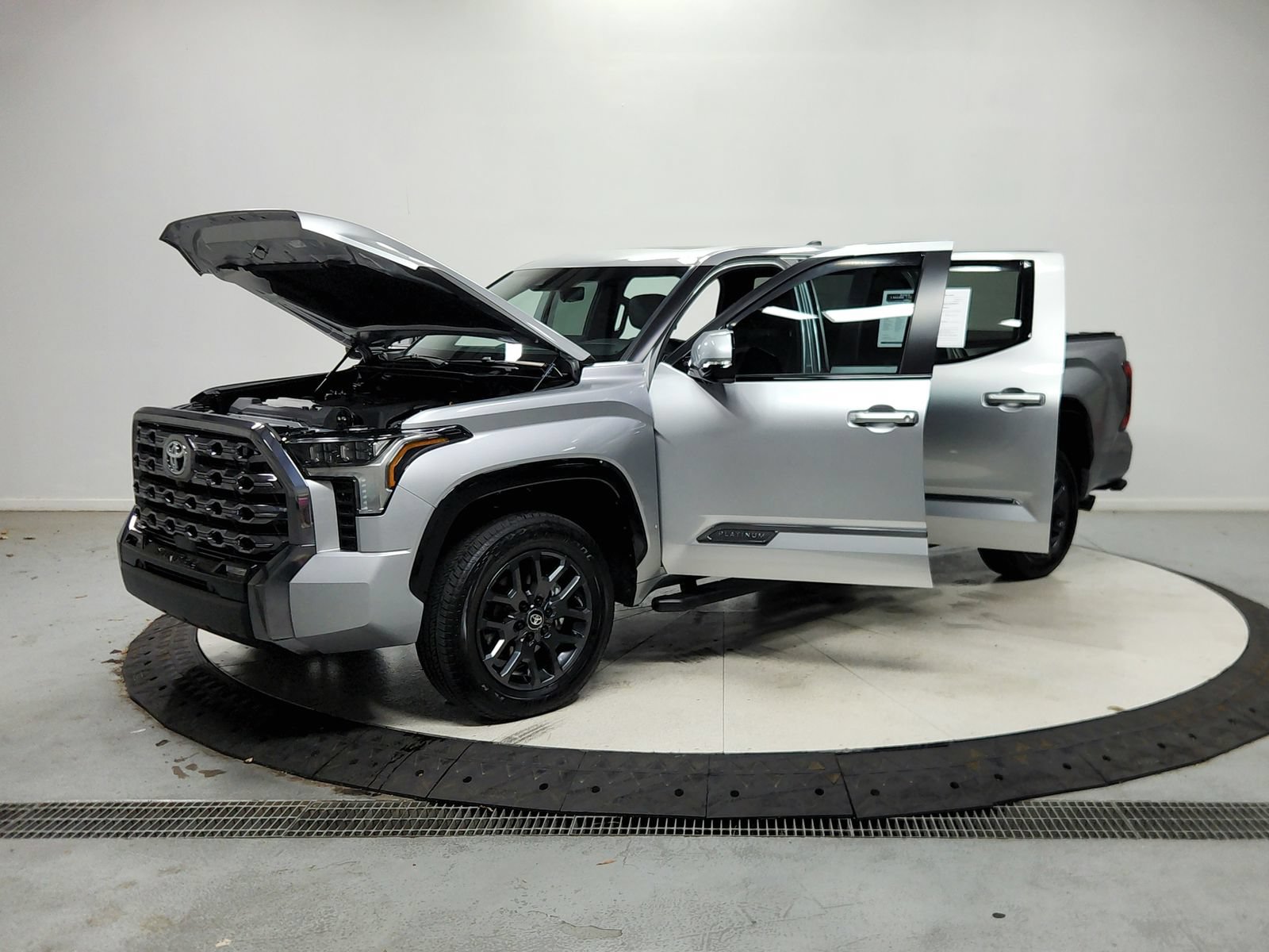 Used 2025 Toyota Tundra Platinum AWD/4WD image 12