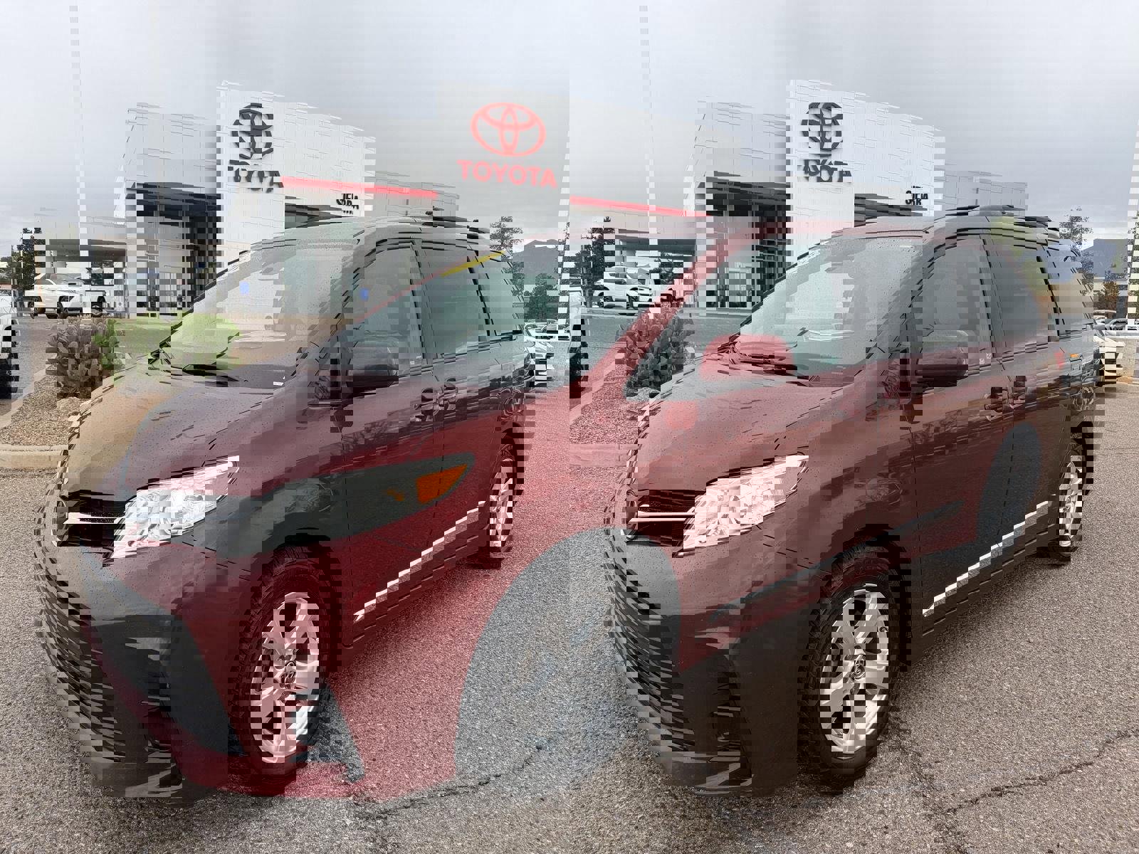 Used 2018 Toyota Sienna LE w/ Carpet Mat Package image 1