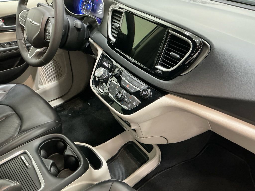 Used 2023 Chrysler Pacifica Touring-L image 28