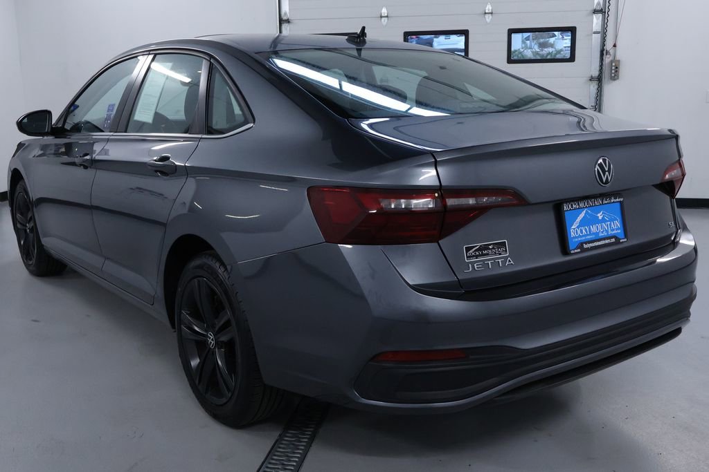 Used 2022 Volkswagen Jetta SE w/ Panoramic Sunroof Package image 5