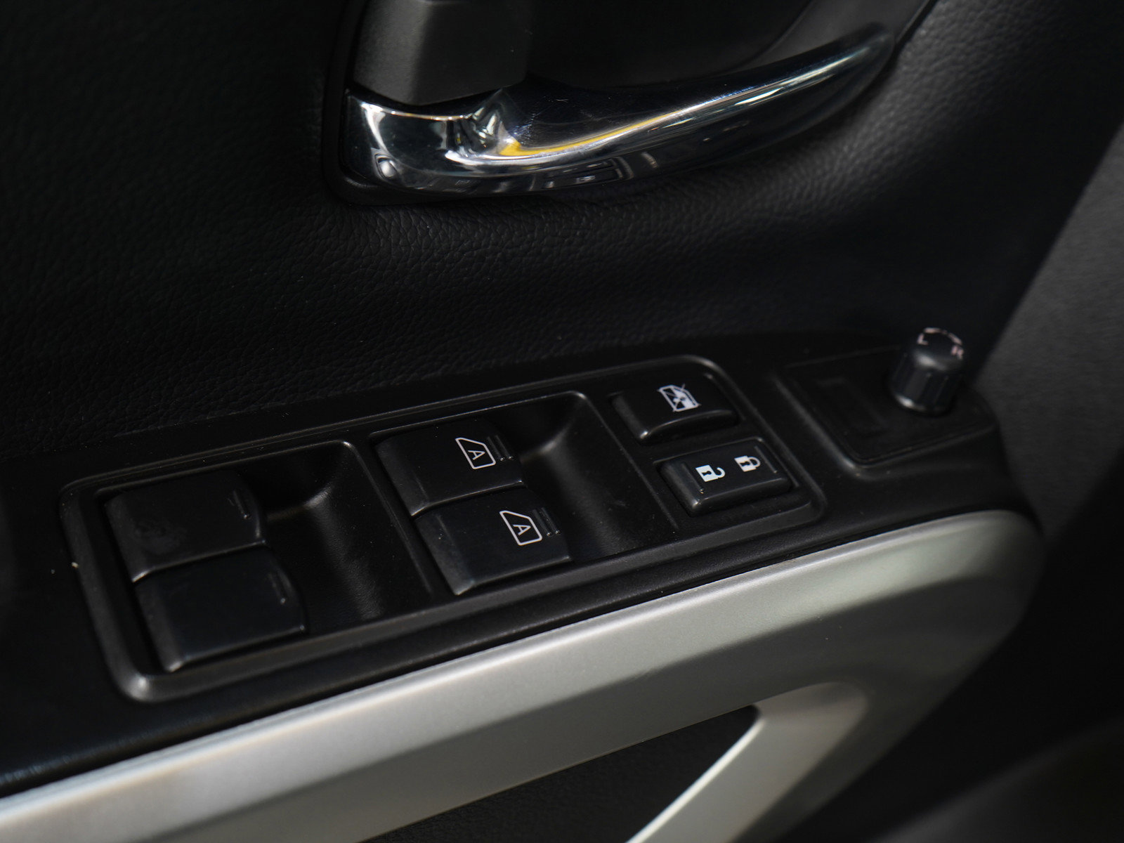 Used 2024 Nissan Titan SV w/ SV Convenience Package image 24