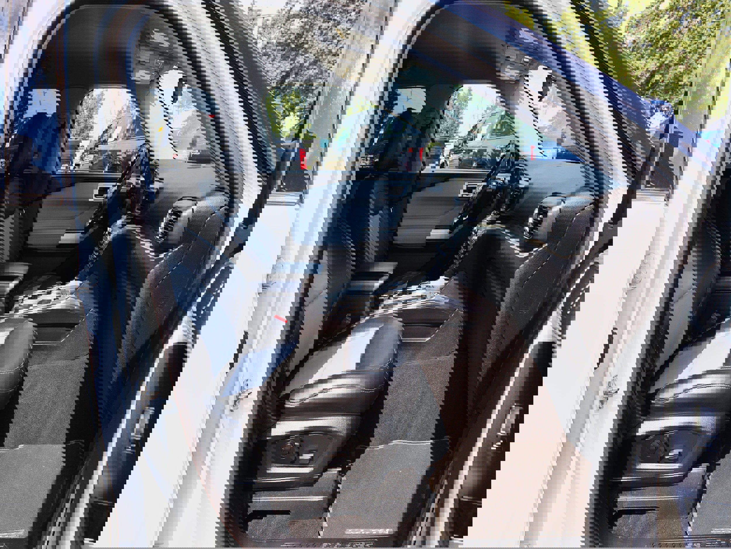 Used 2022 Ford Explorer XLT w/ Equipment Group 202A image 27