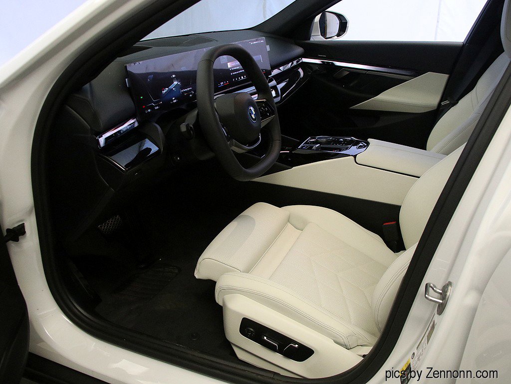 Used 2025 BMW i5 xDrive40 w/ Premium Package image 11