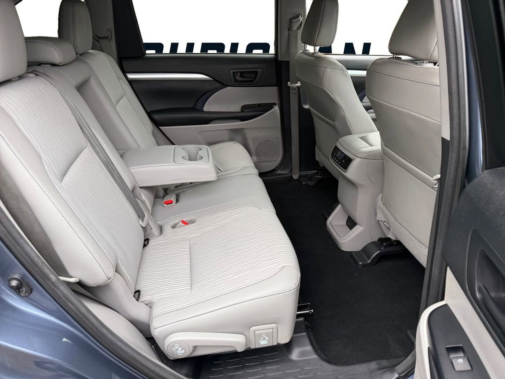 Used 2017 Toyota Highlander Plus AWD/4WD image 18