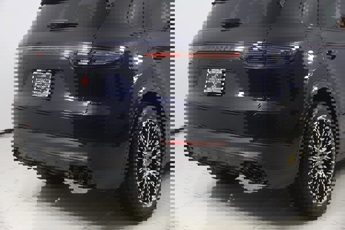 Used 2022 Porsche Cayenne Platinum Edition w/ Premium Package Plus image 33