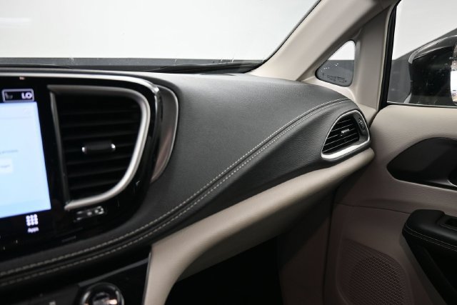 Used 2024 Chrysler Pacifica Limited FWD image 26
