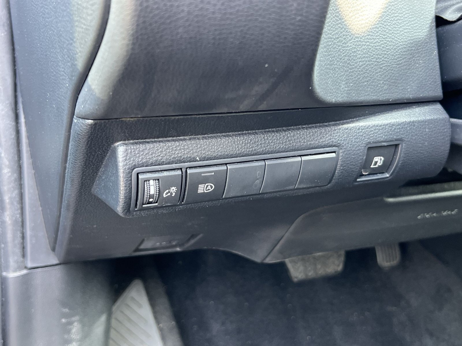 Used 2024 Toyota Corolla LE w/ LE Convenience Package FWD image 26