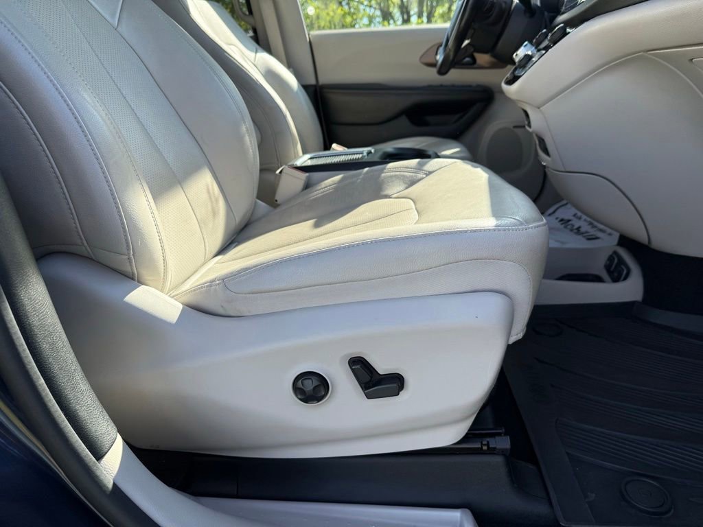 Used 2019 Chrysler Pacifica Touring-L Plus w/ Advanced Safetytec Group FWD image 20