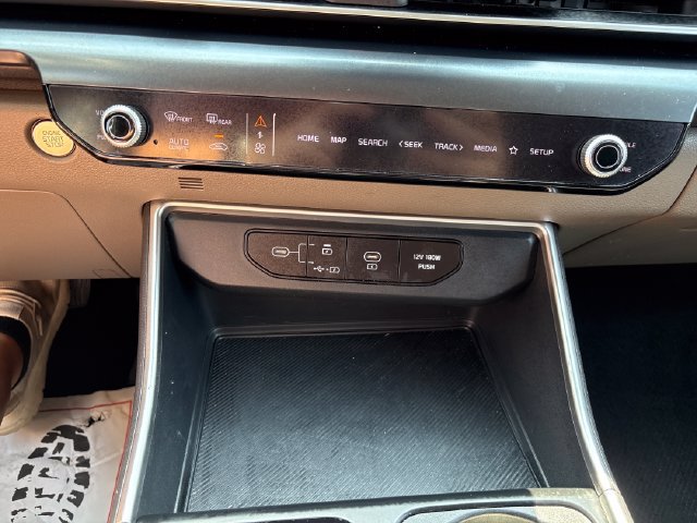 Used 2025 Kia Carnival FWD image 16