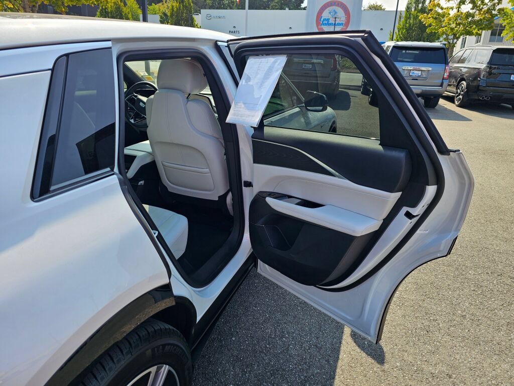Used 2024 Cadillac Lyriq Luxury AWD/4WD image 27