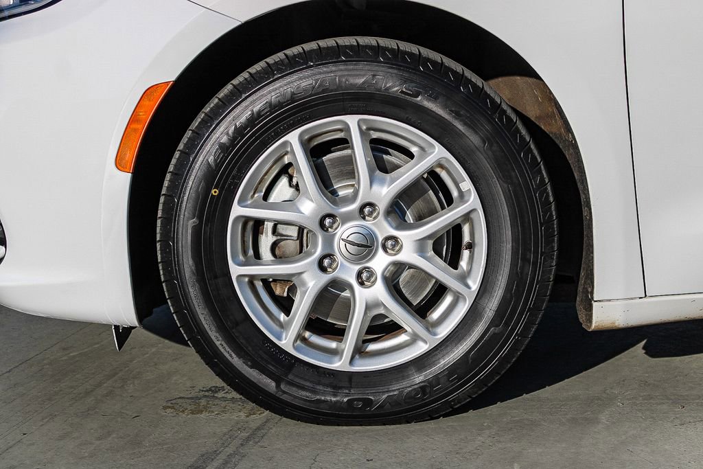 Used 2022 Chrysler Pacifica Touring-L FWD image 10