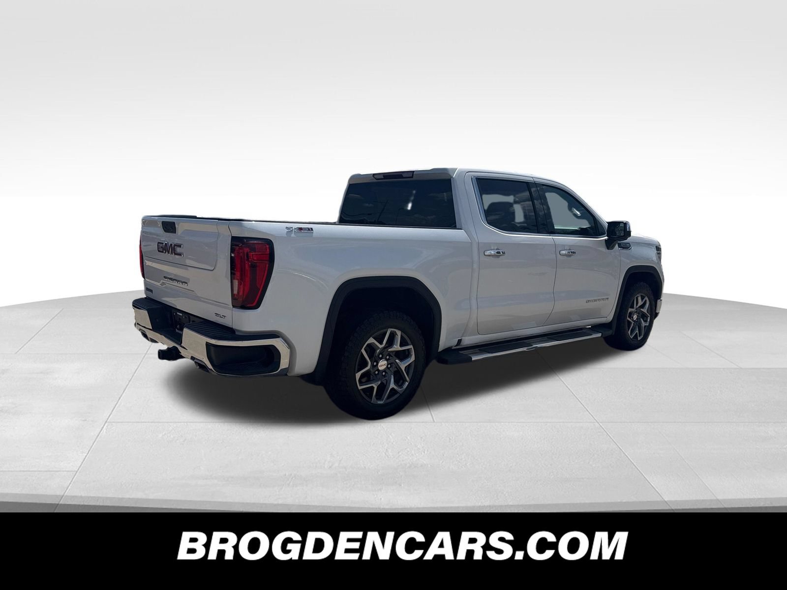 Used 2023 GMC Sierra 1500 SLT w/ SLT Premium Package AWD/4WD image 3