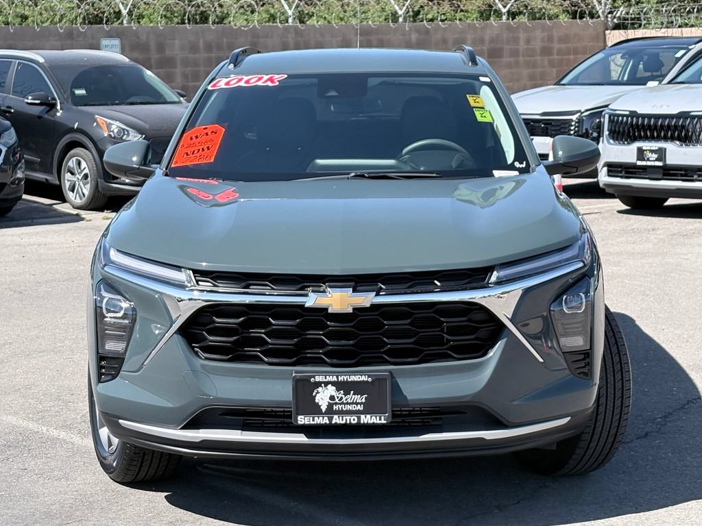 Used 2025 Chevrolet Trax LT FWD image 3