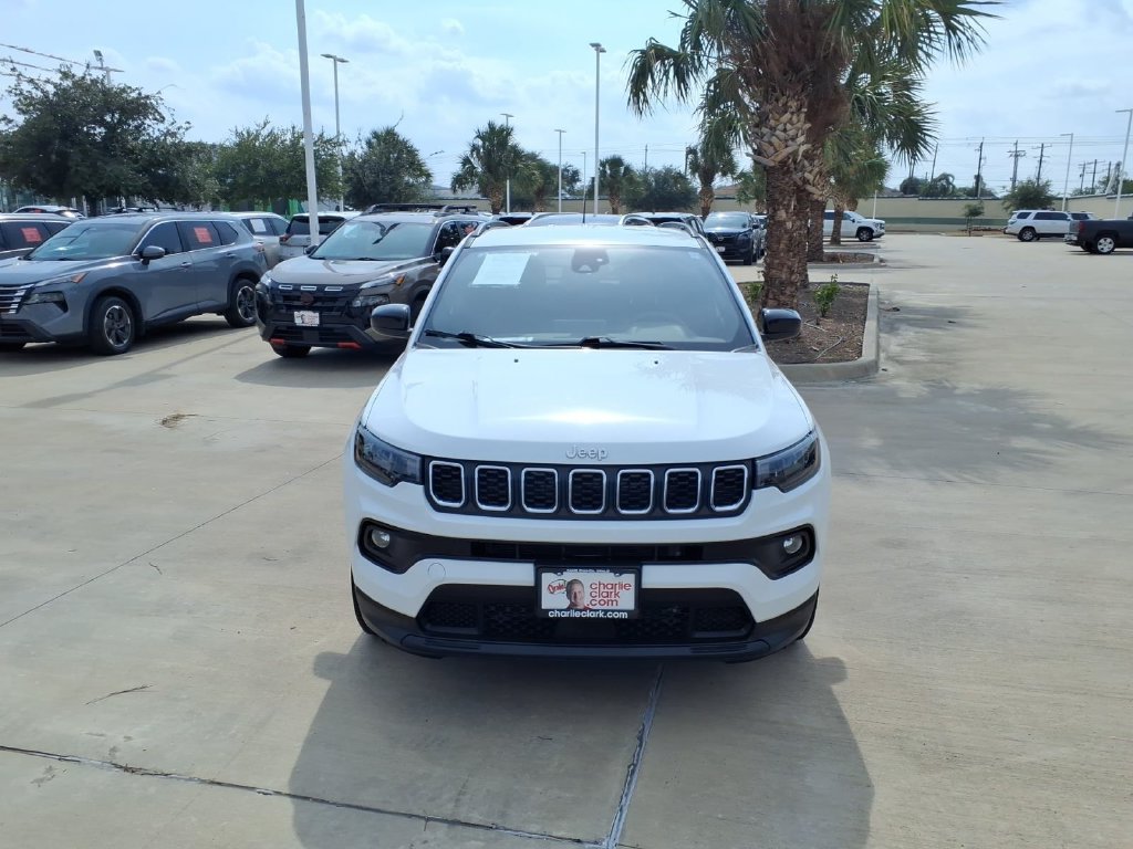 Used 2025 Jeep Compass Latitude AWD/4WD image 8