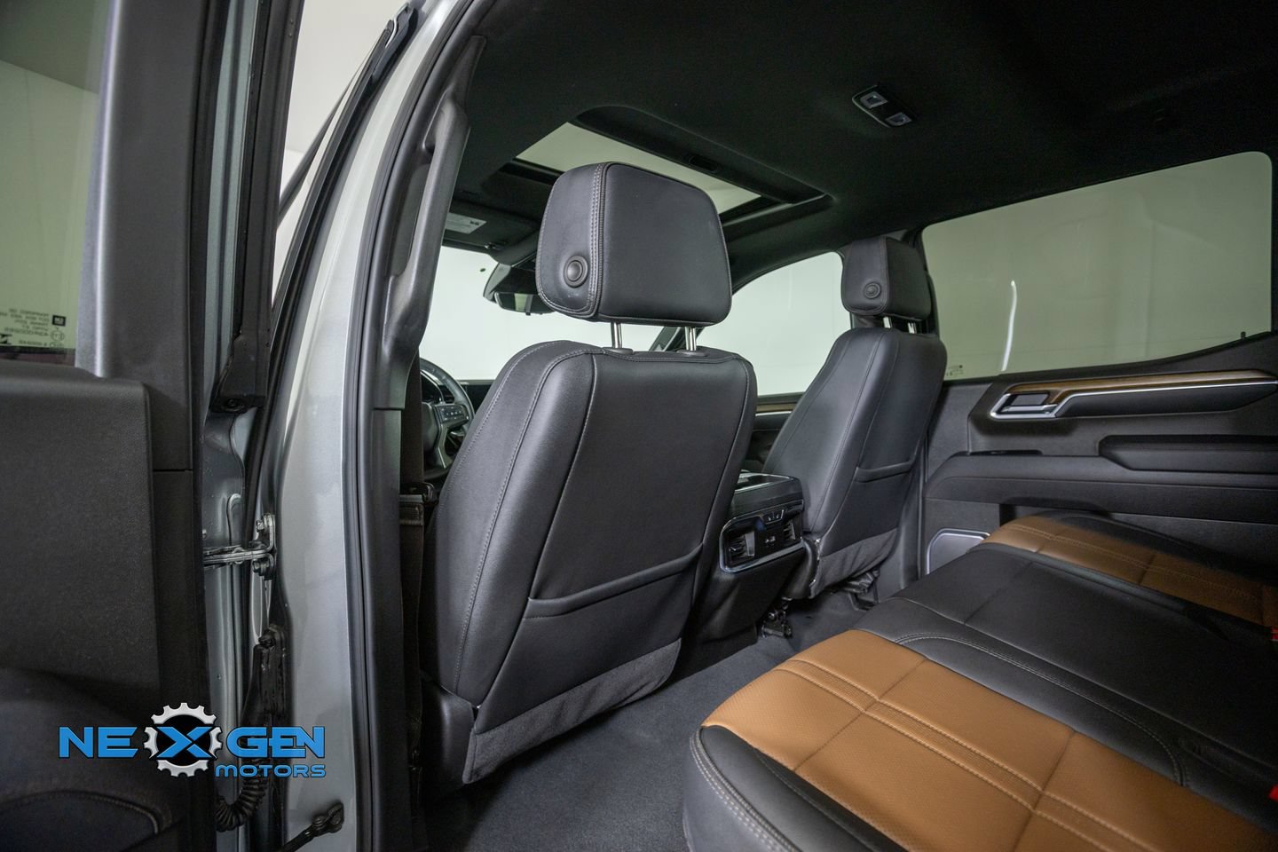 Used 2025 Chevrolet Silverado 1500 High Country w/ Technology Package AWD/4WD image 27