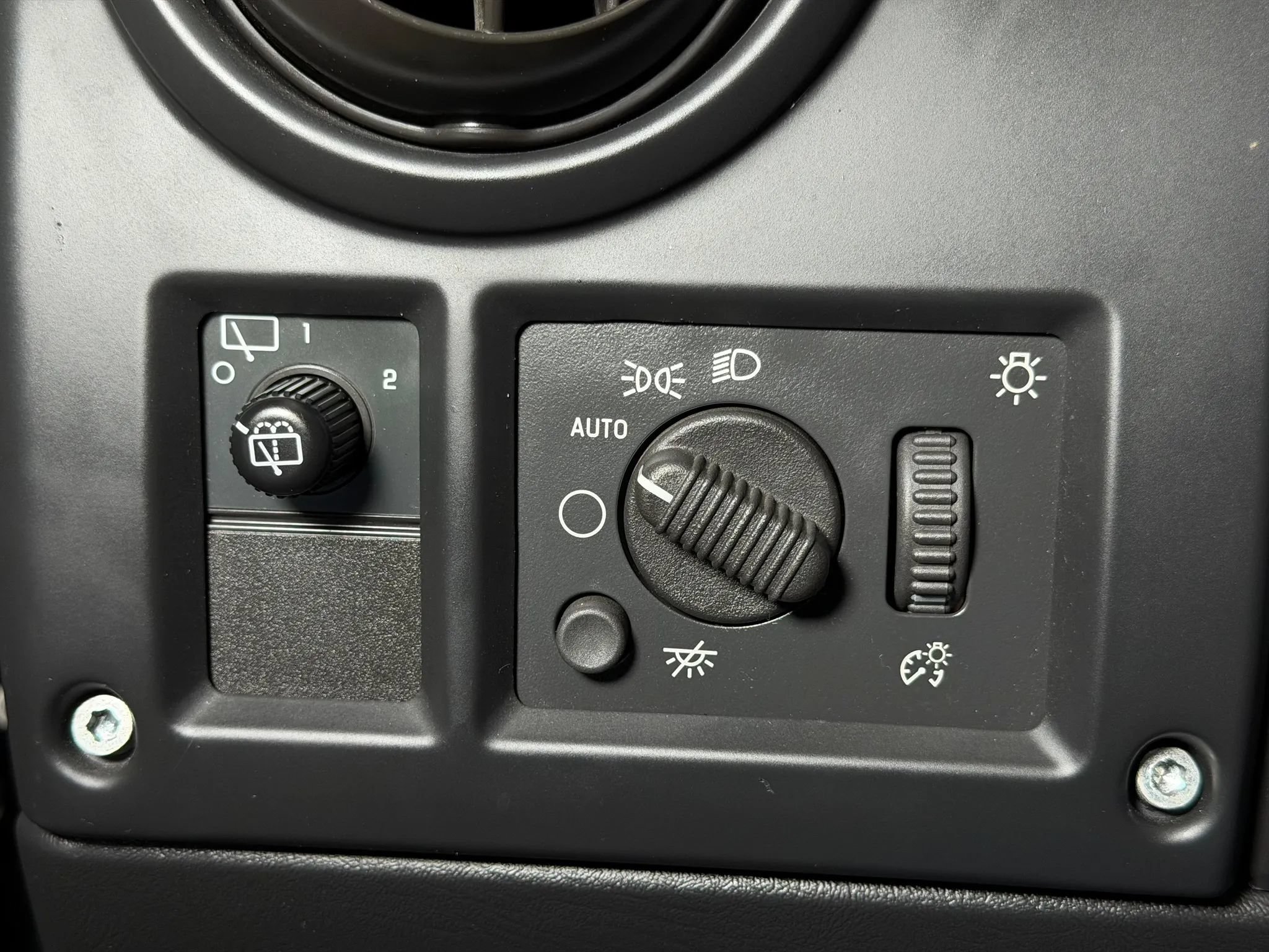 Used 2005 HUMMER H2 w/ Preferred Equipment Group AWD/4WD image 27