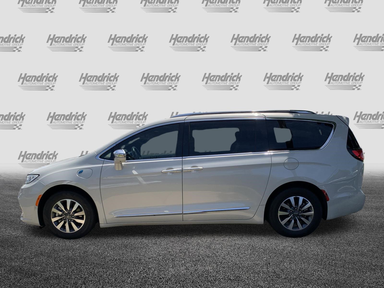Used 2021 Chrysler Pacifica Limited w/ Uconnect Theater Family Group FWD image 7