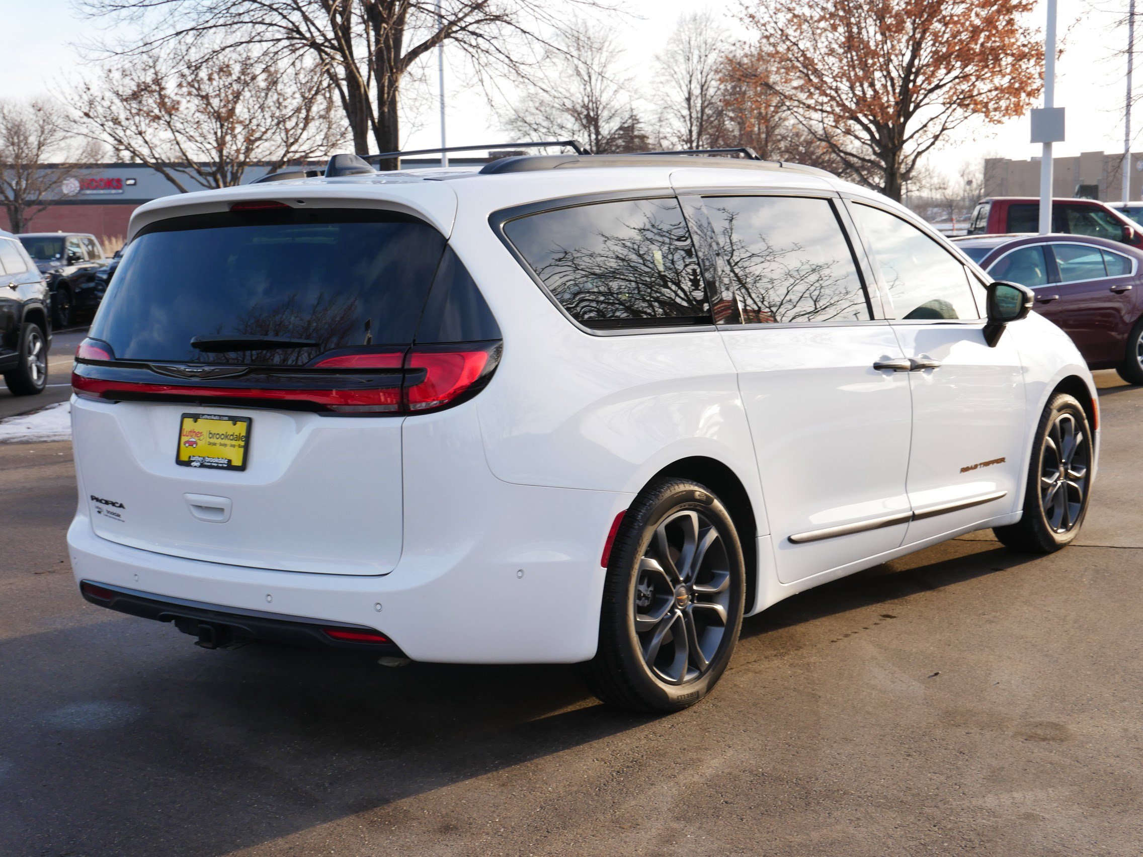 Used 2024 Chrysler Pacifica Touring-L w/ Road Tripper Package image 7