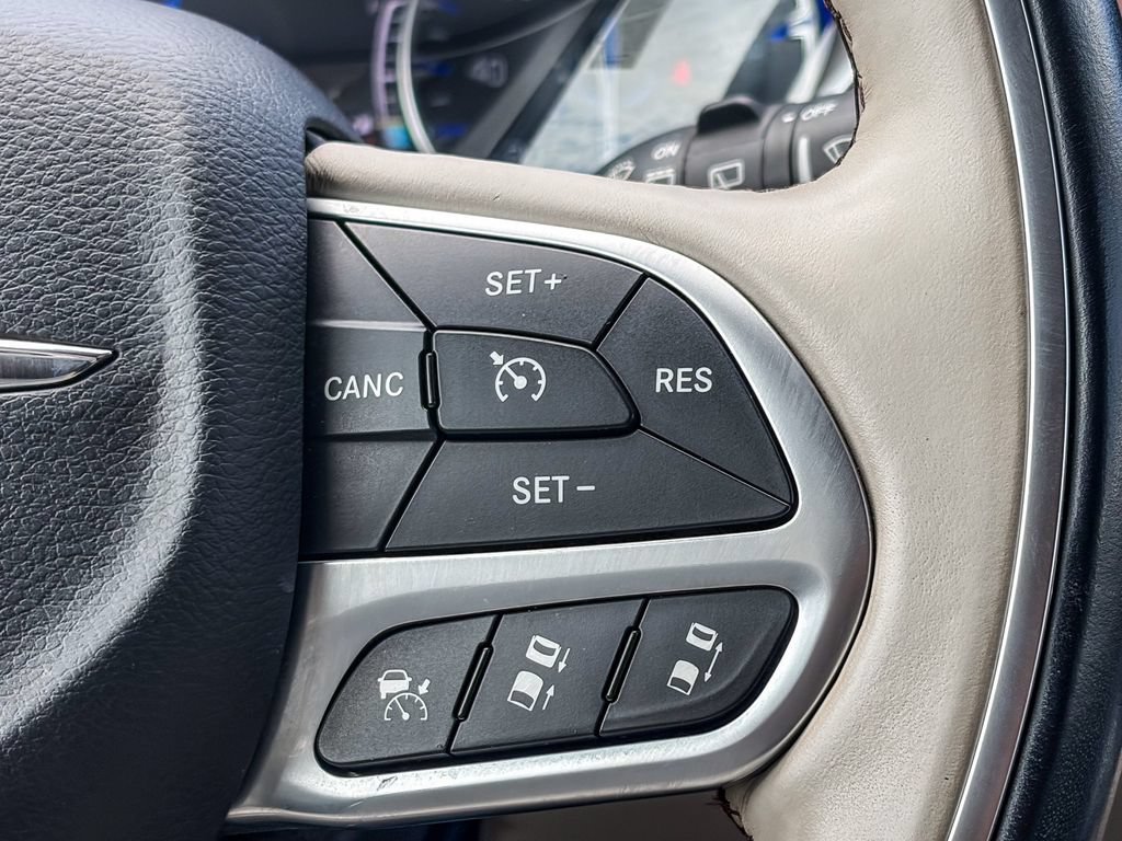 Used 2017 Chrysler Pacifica Limited w/ UConnect Theater Package FWD image 19