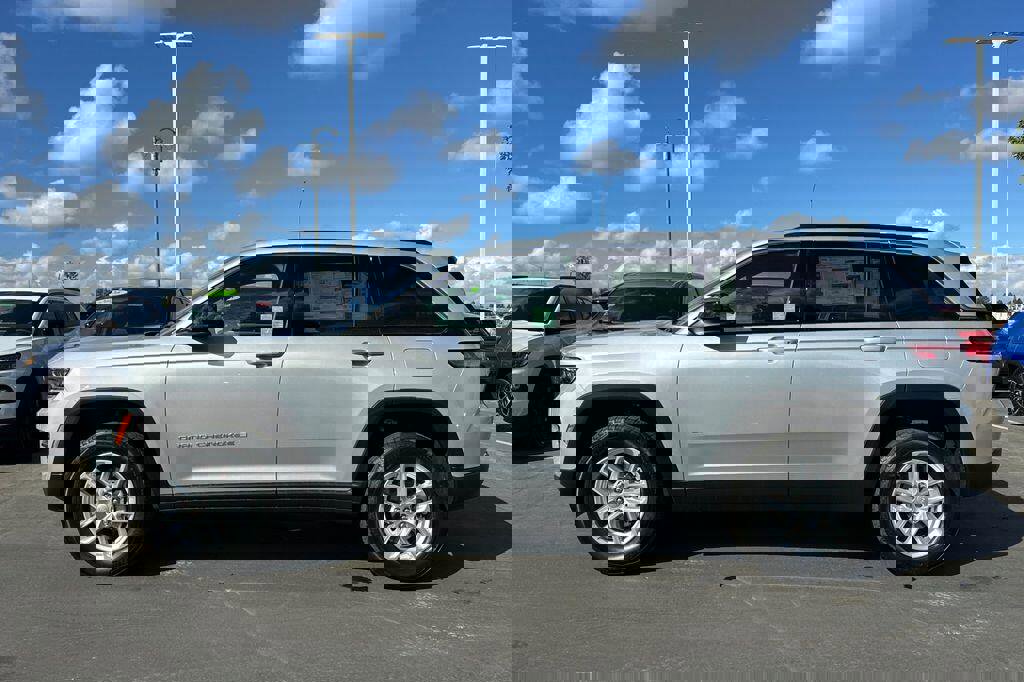 New 2025 Jeep Grand Cherokee Laredo X w/ Luxury Tech Group I image 7