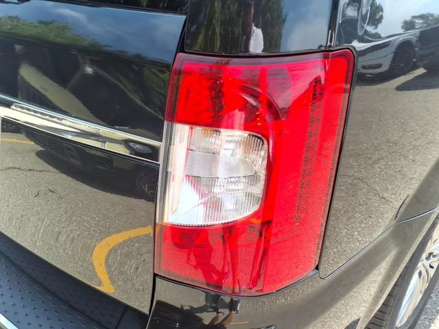 Used 2013 Chrysler Town & Country Touring-L w/ Driver Convenience Group FWD image 11