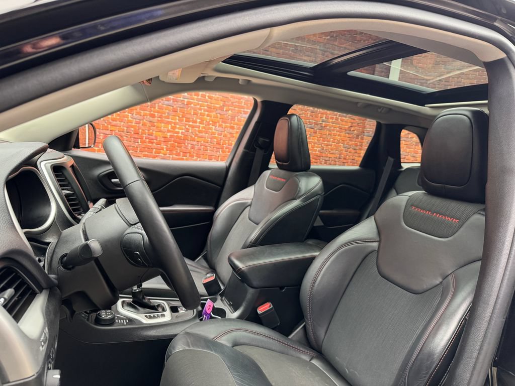 Used 2018 Jeep Cherokee Trailhawk w/ Comfort/Convenience Group AWD/4WD image 24