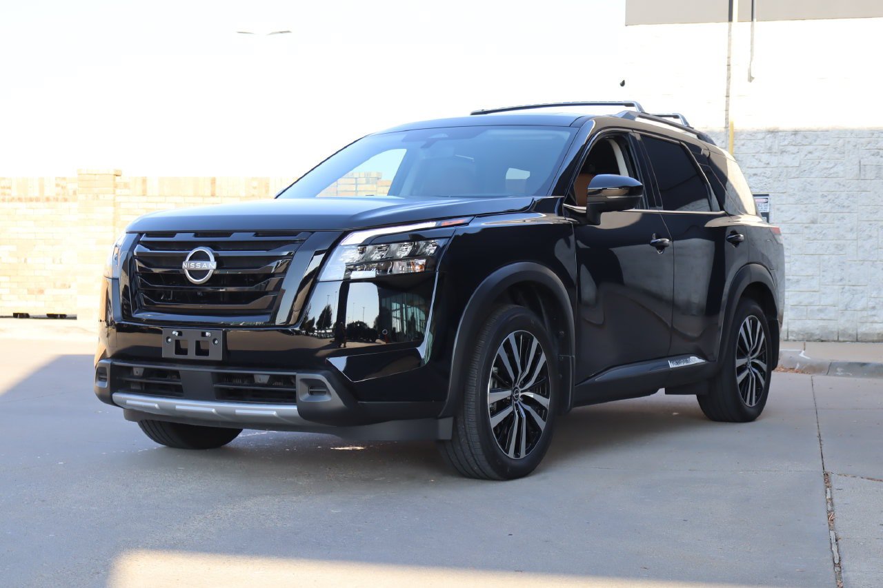 Used 2025 Nissan Pathfinder Platinum w/ Black Appearance Package FWD image 2