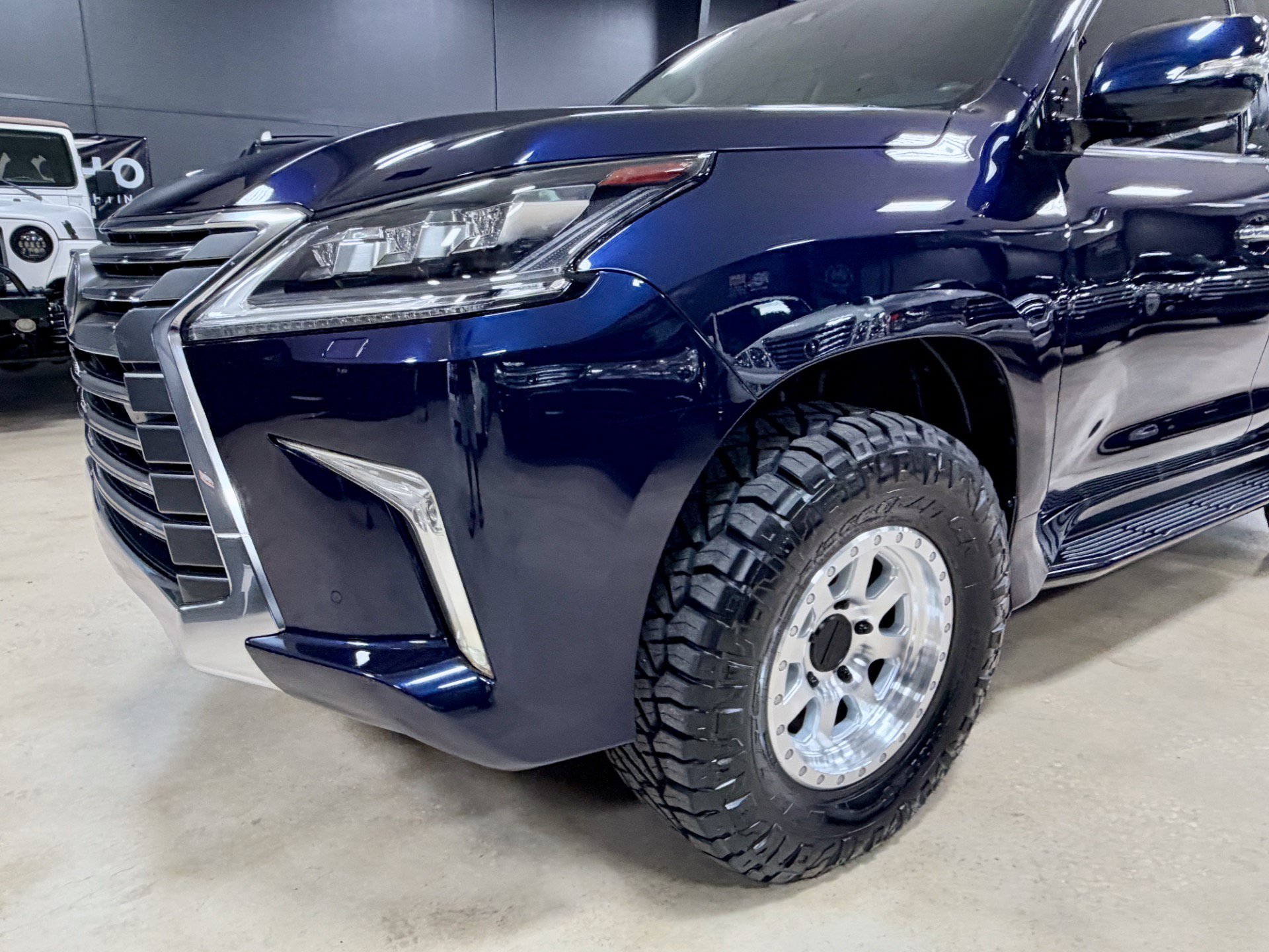 Used 2017 Lexus LX 570 4WD w/ Luxury Package image 12