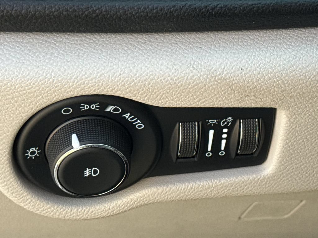 Used 2023 Chrysler Pacifica Touring-L FWD image 23