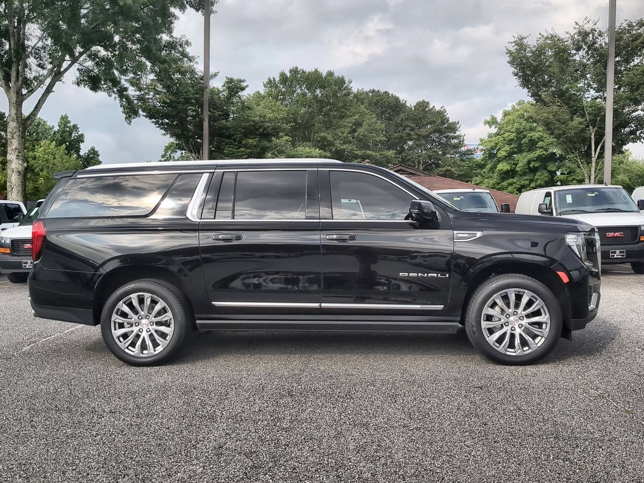 Used 2022 GMC Yukon XL Denali AWD/4WD image 9