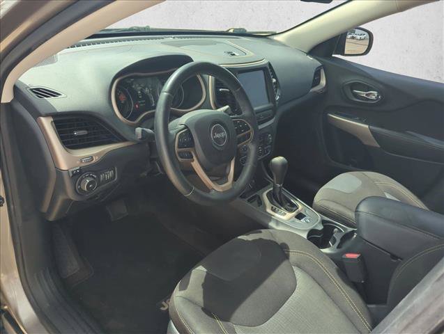 Used 2017 Jeep Cherokee Latitude FWD image 10