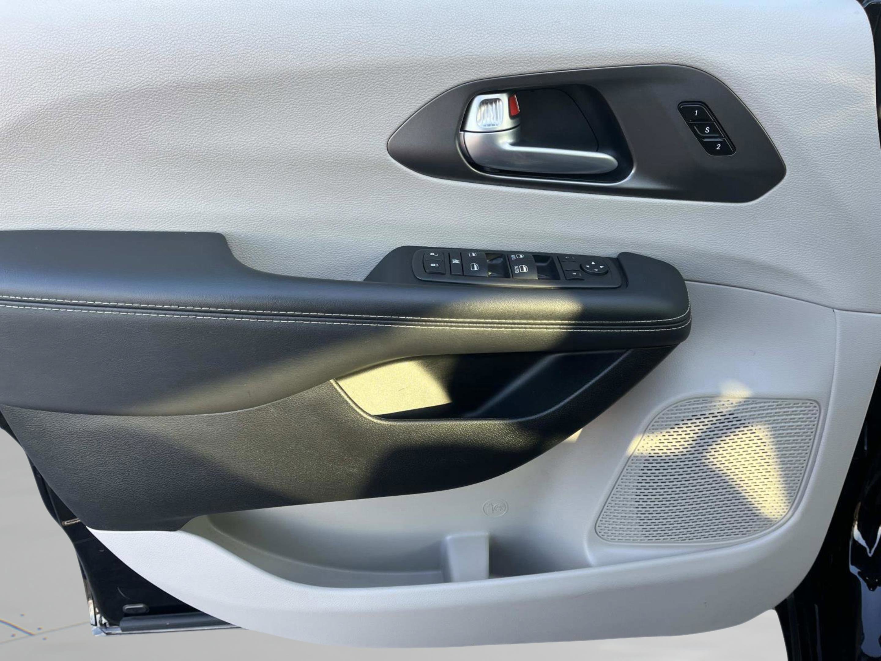 Used 2024 Chrysler Pacifica Touring-L image 29