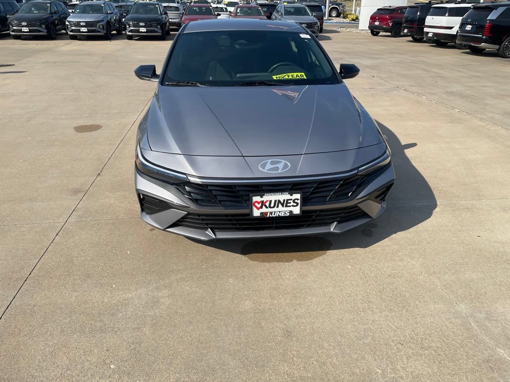Used 2025 Hyundai Elantra Sport w/ Cargo Package FWD image 11