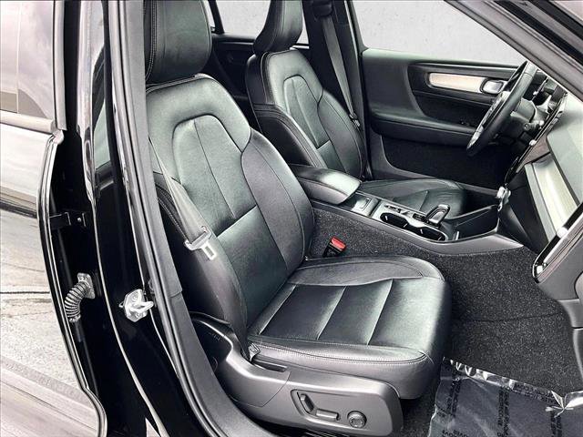 Used 2021 Volvo XC40 T4 Momentum w/ Premium Package image 9
