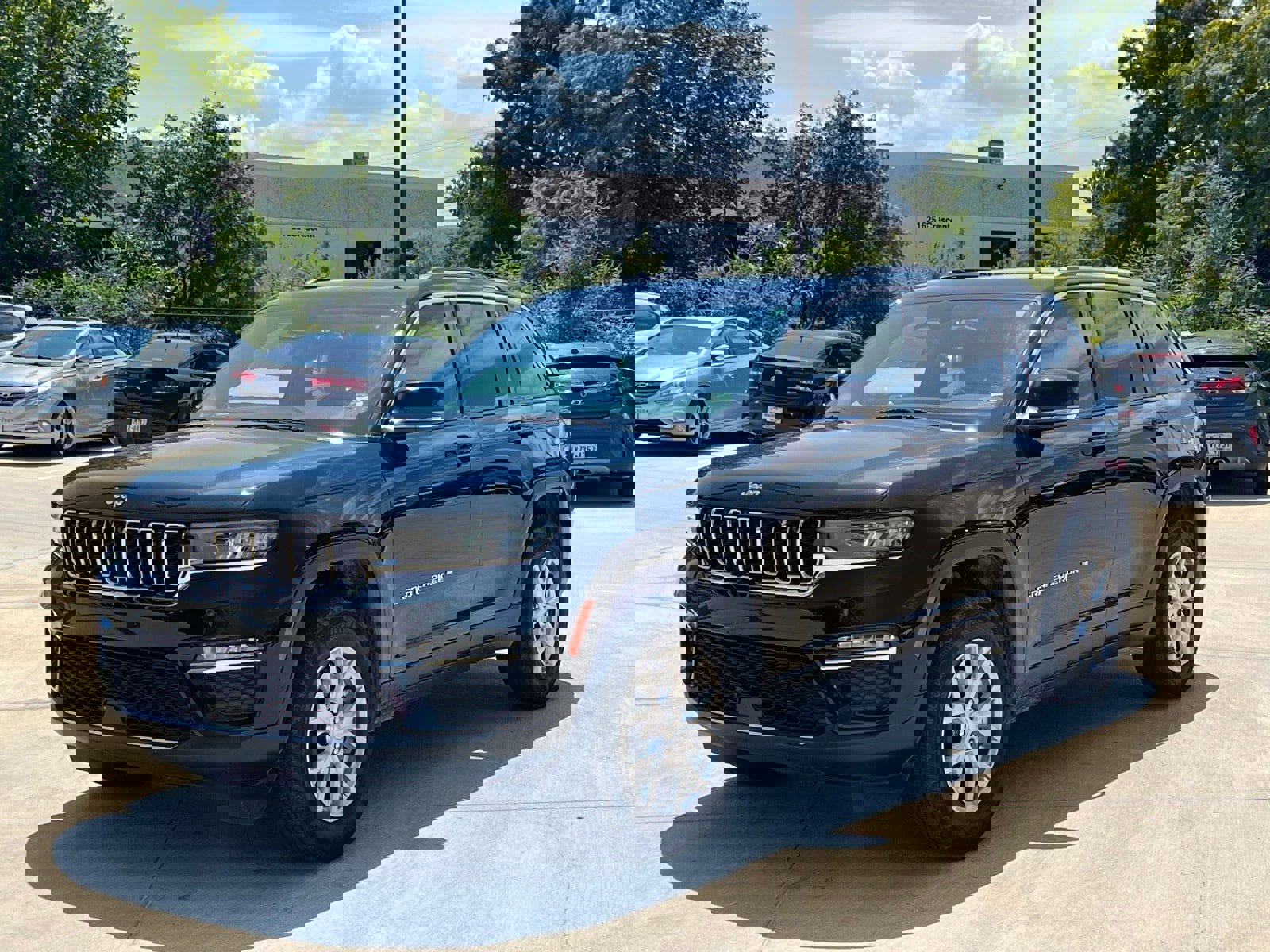 Used 2023 Jeep Grand Cherokee Limited image 5