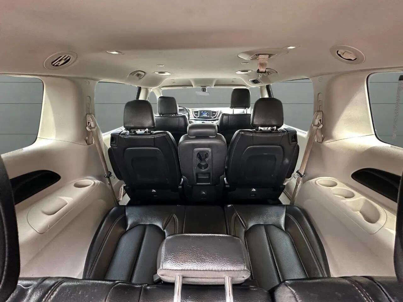 Used 2018 Chrysler Pacifica Touring-L image 27