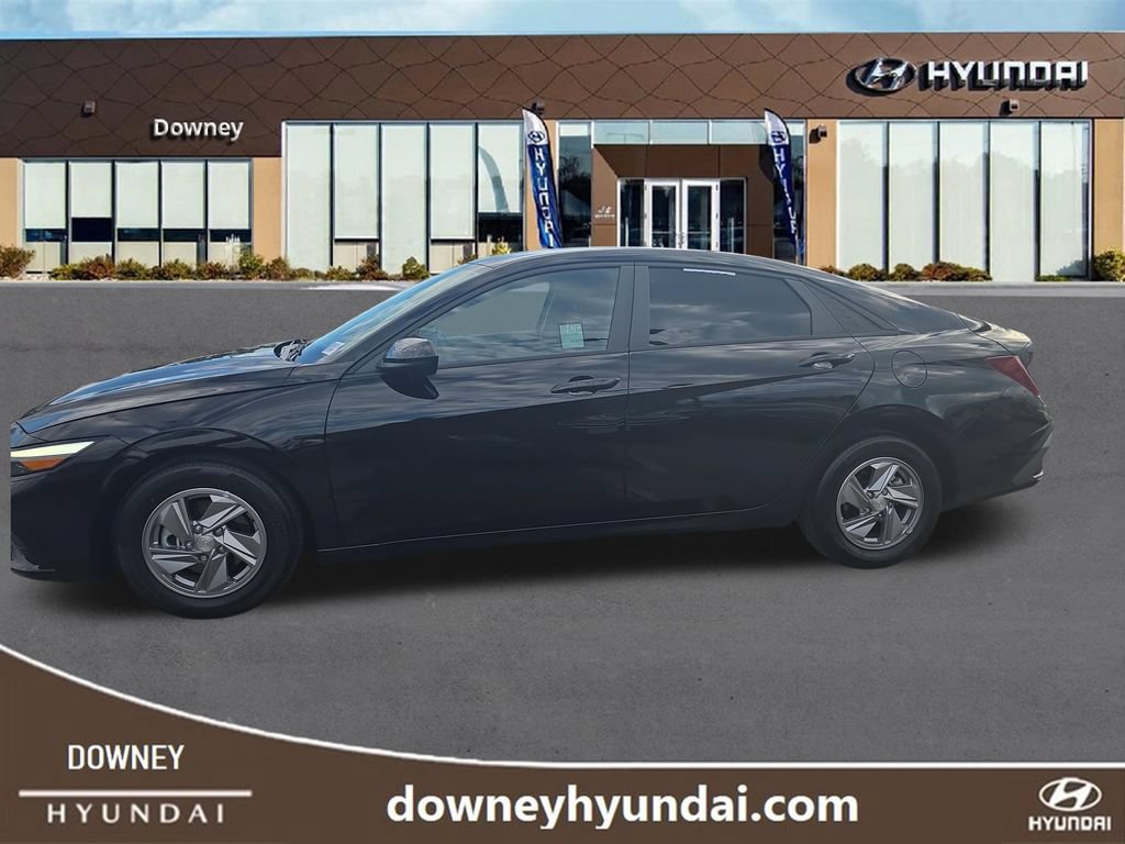 Used 2024 Hyundai Elantra SE FWD image 2