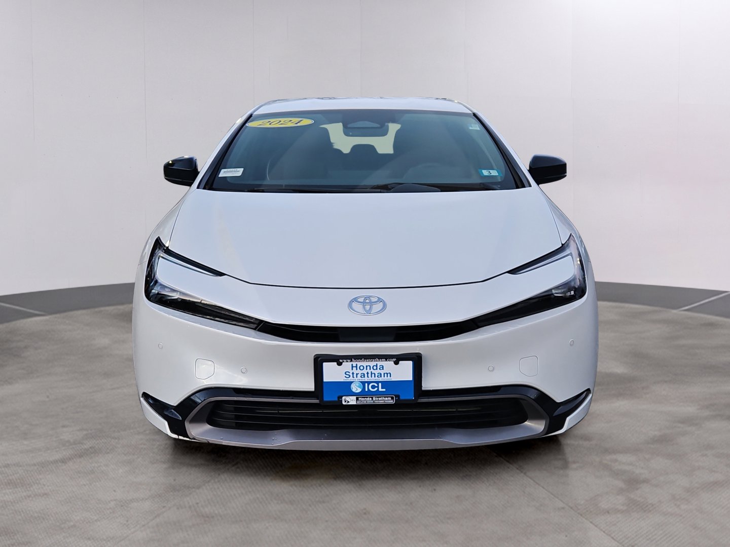 Used 2024 Toyota Prius XLE image 2