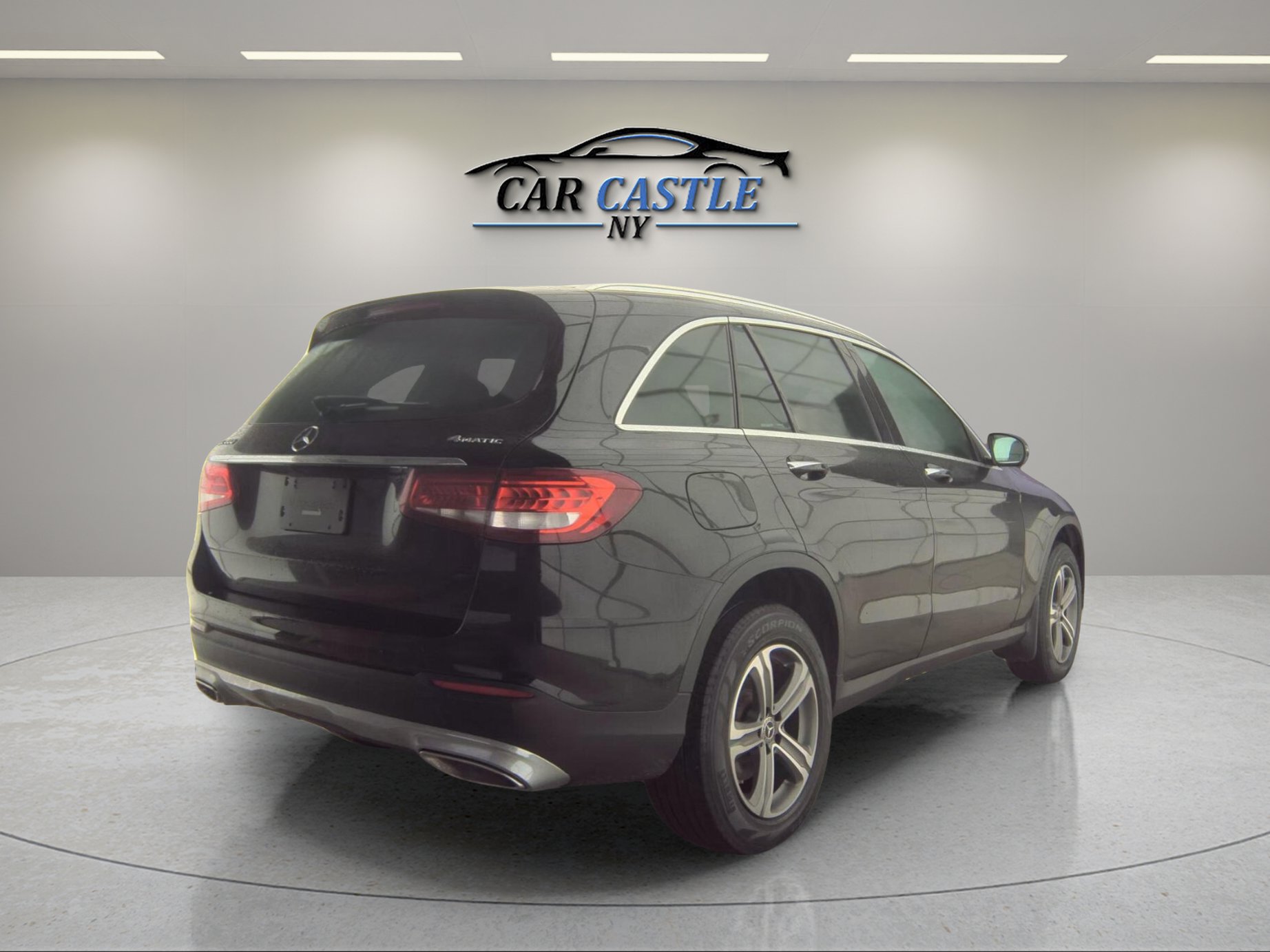 Used 2019 Mercedes-Benz GLC 300 4MATIC w/ Premium Package image 4