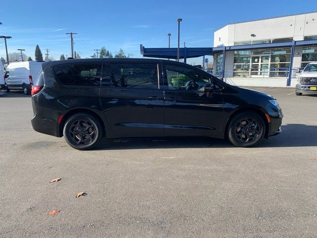 Used 2022 Chrysler Pacifica Touring-L w/ Uconnect Theater Family Group image 8