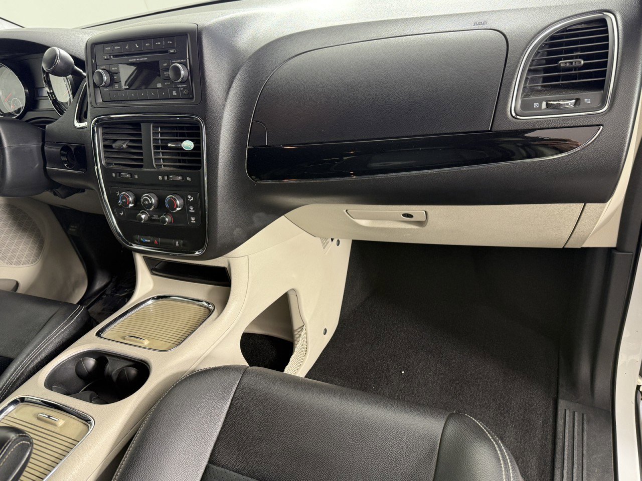 Used 2017 Dodge Grand Caravan SXT image 17