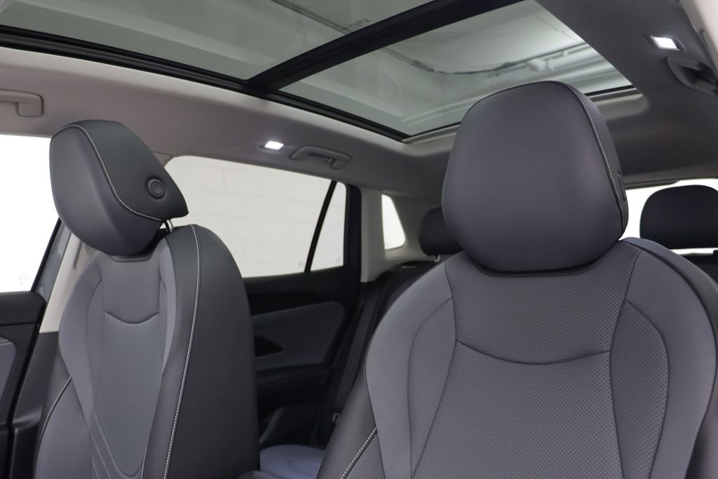 Used 2025 Volkswagen Tiguan SE w/ Panoramic Sunroof Package AWD/4WD image 13