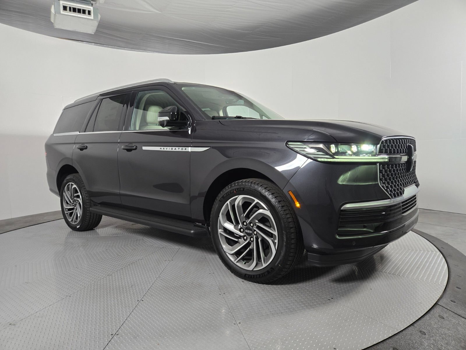 New 2027 Lincoln Navigator Premiere AWD/4WD image 2