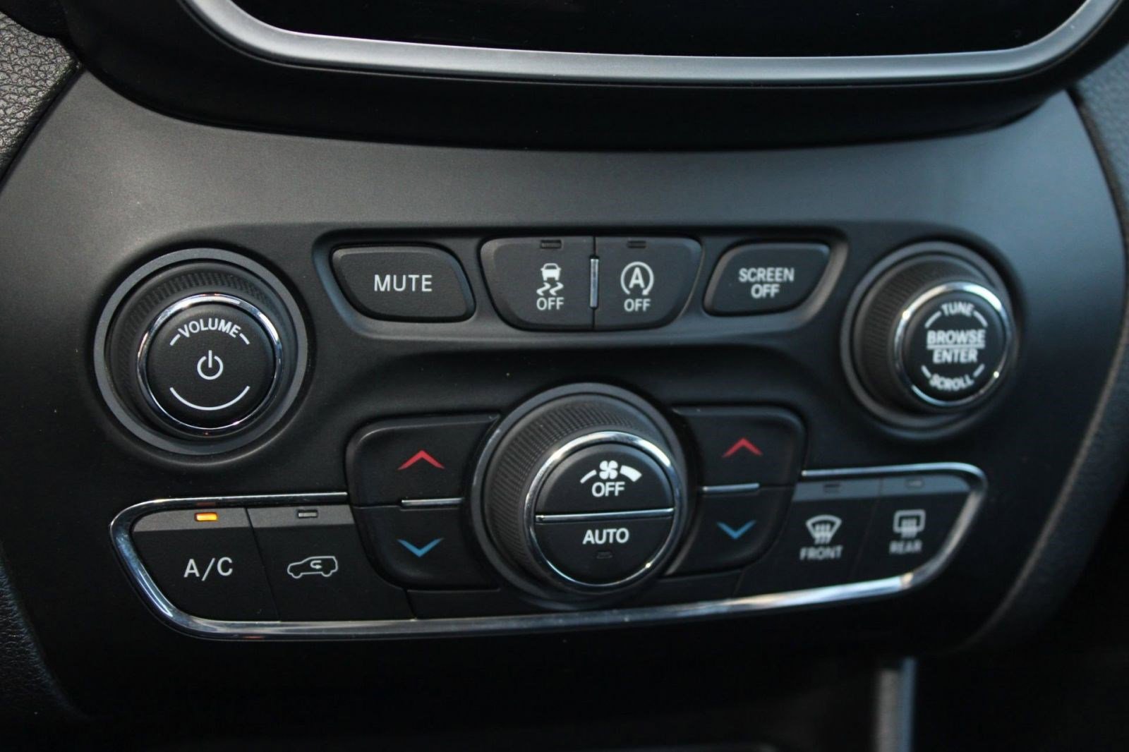 Used 2019 Jeep Cherokee Limited w/ Trailer Tow Group image 16