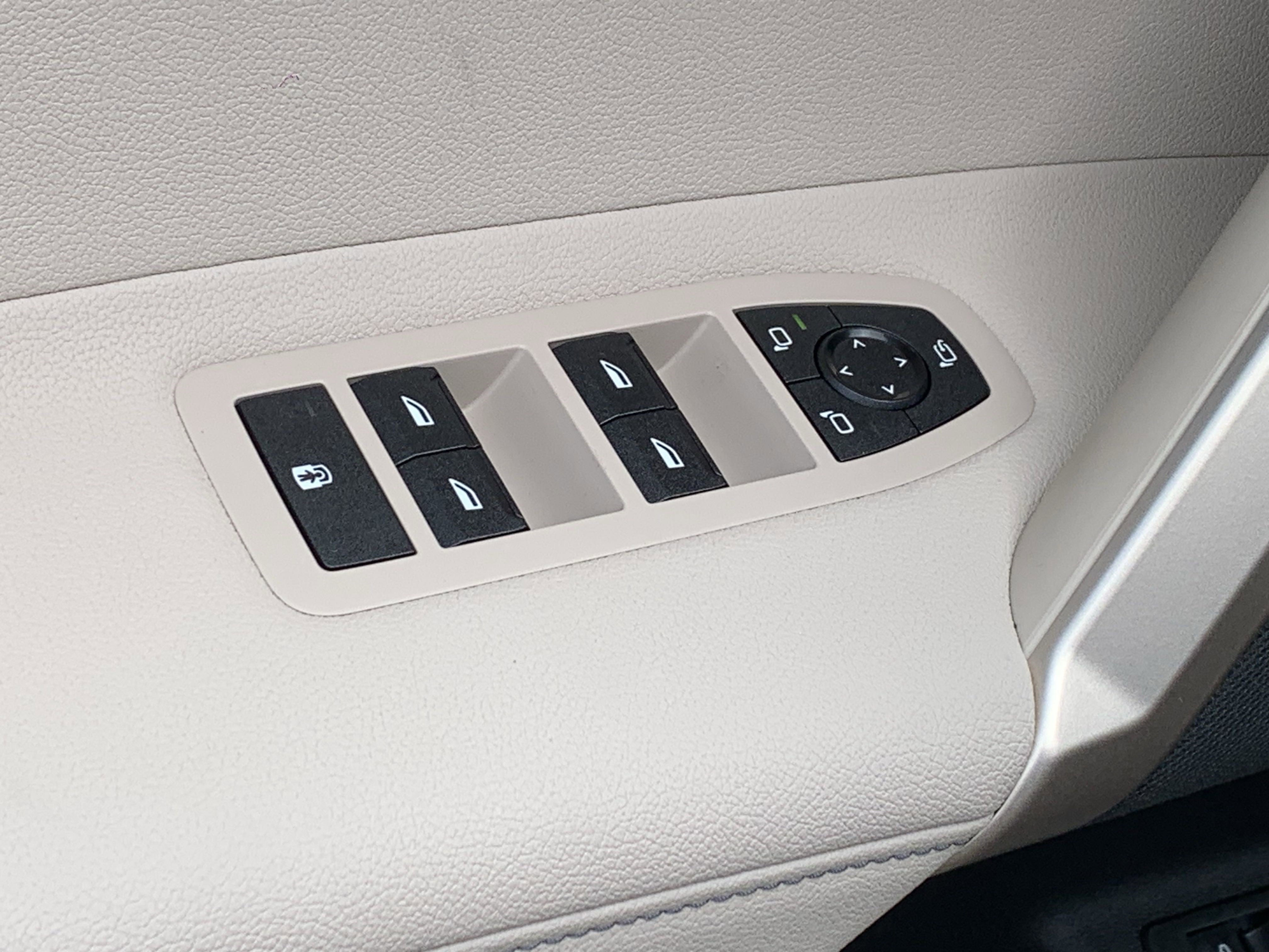 Used 2026 BMW iX xDrive60 w/ Premium Package image 14