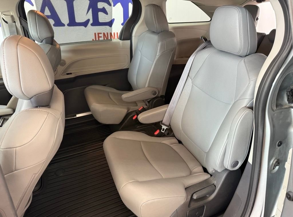 Used 2024 Toyota Sienna XLE image 19