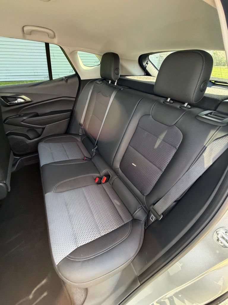 Used 2025 Chevrolet Trax LT FWD image 9