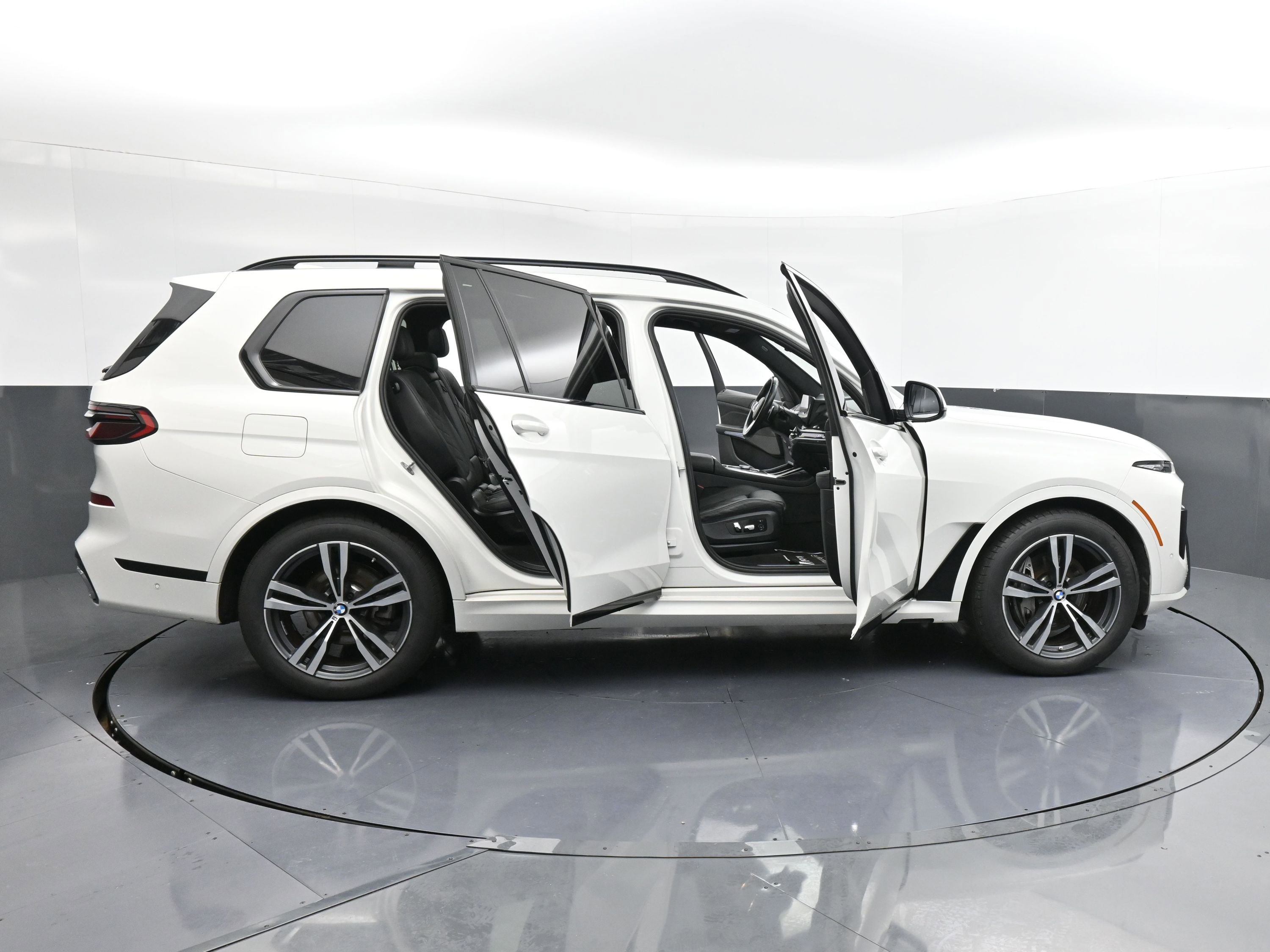 Used 2024 BMW X7 xDrive40i w/ M Sport Package image 41