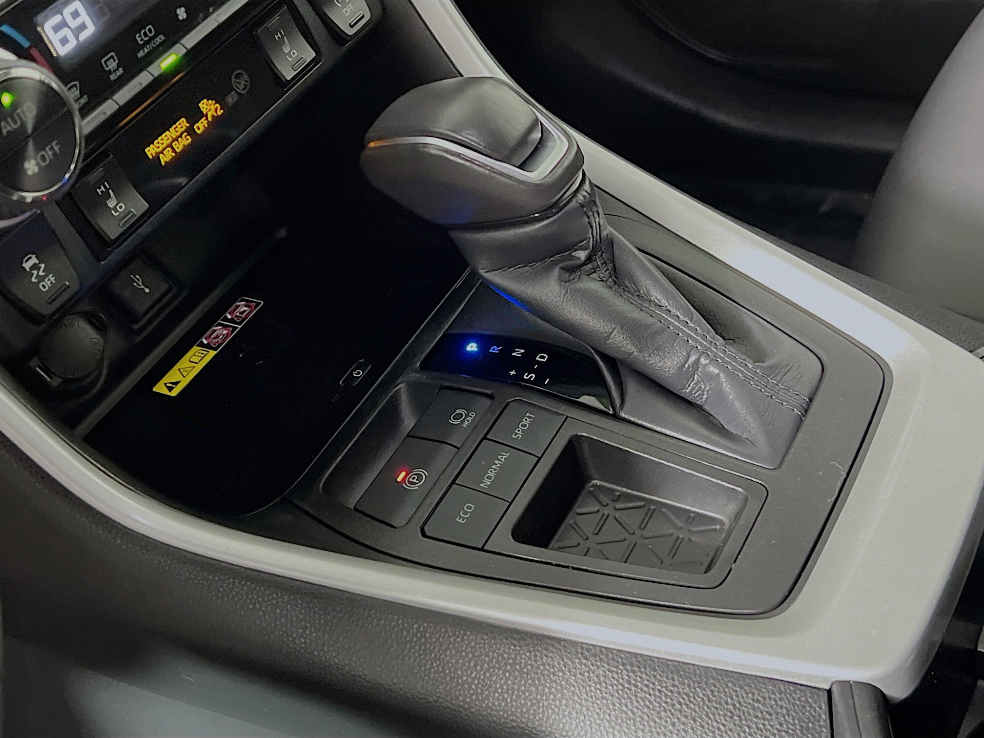 Used 2022 Toyota RAV4 XLE Premium image 24