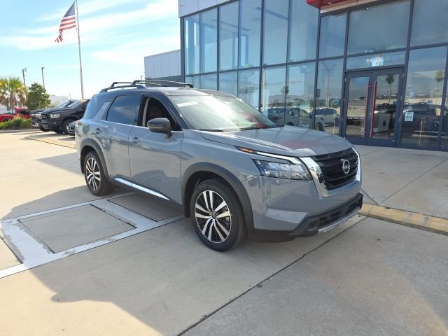 Used 2025 Nissan Pathfinder Platinum w/ Cargo Package image 2